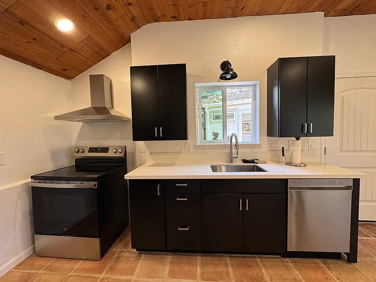 5025 Soquel Dr — Photo 2