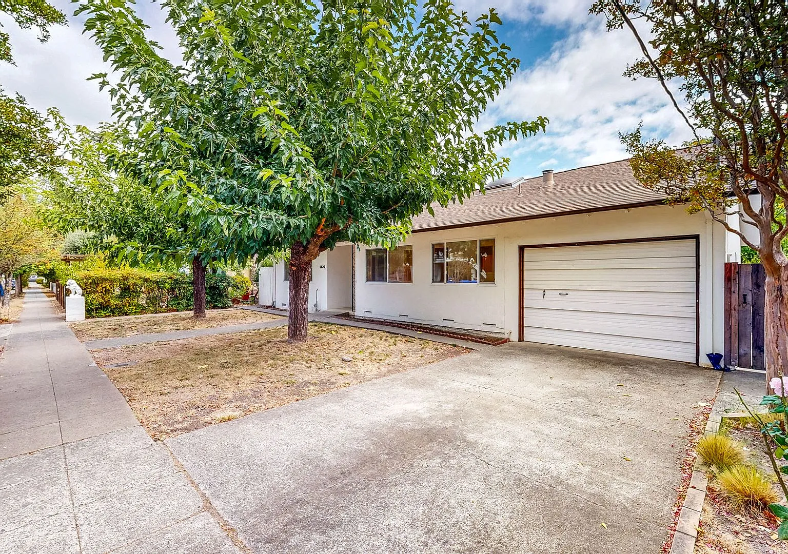 Spacious & Private Two Bedroom One Bath Single Story Duplex Downtown Calistoga — Photo 3