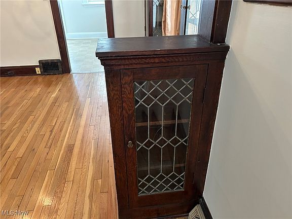 5th image of 1255 Gladys Ave