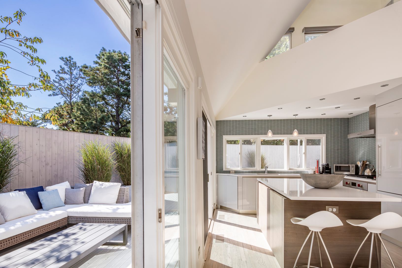  Open Plan Kitchen/Outdoor Deck