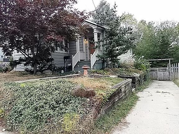 2nd image of 612 N Chicago Ave