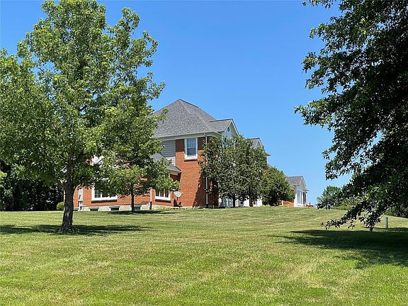4th image of 10 Lakeside Dr
