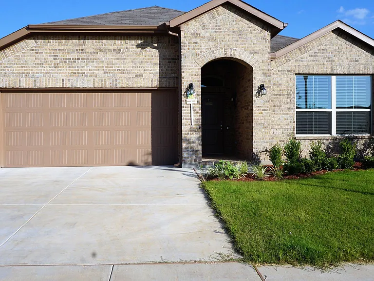 1108 Cushing Dr — Photo 1