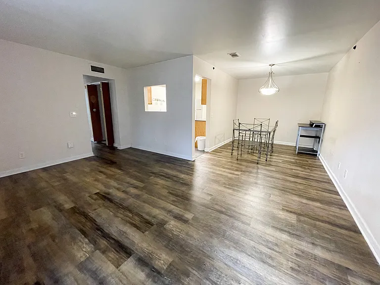 425 Cambout St — Photo 2