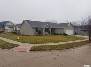 7004 Cresthill Dr, Davenport, IA 52806