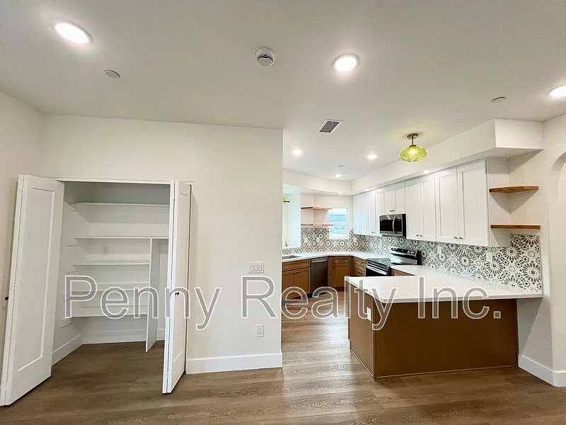 3 bed, 2.0 bath, 1181 sqft, $3,195 — Photo 3