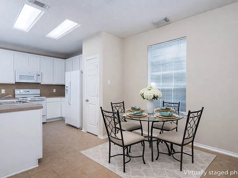 207 N Burberry Park Cir — Photo 4