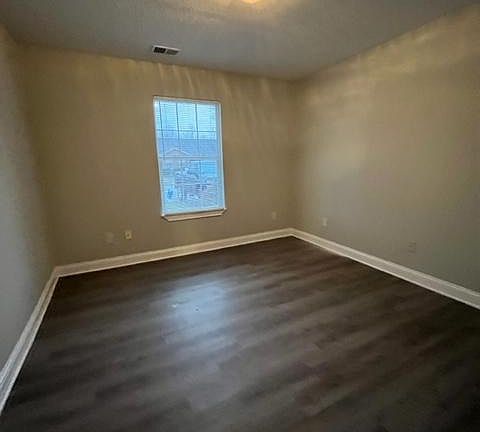 3rd image of 1007 E Oak St