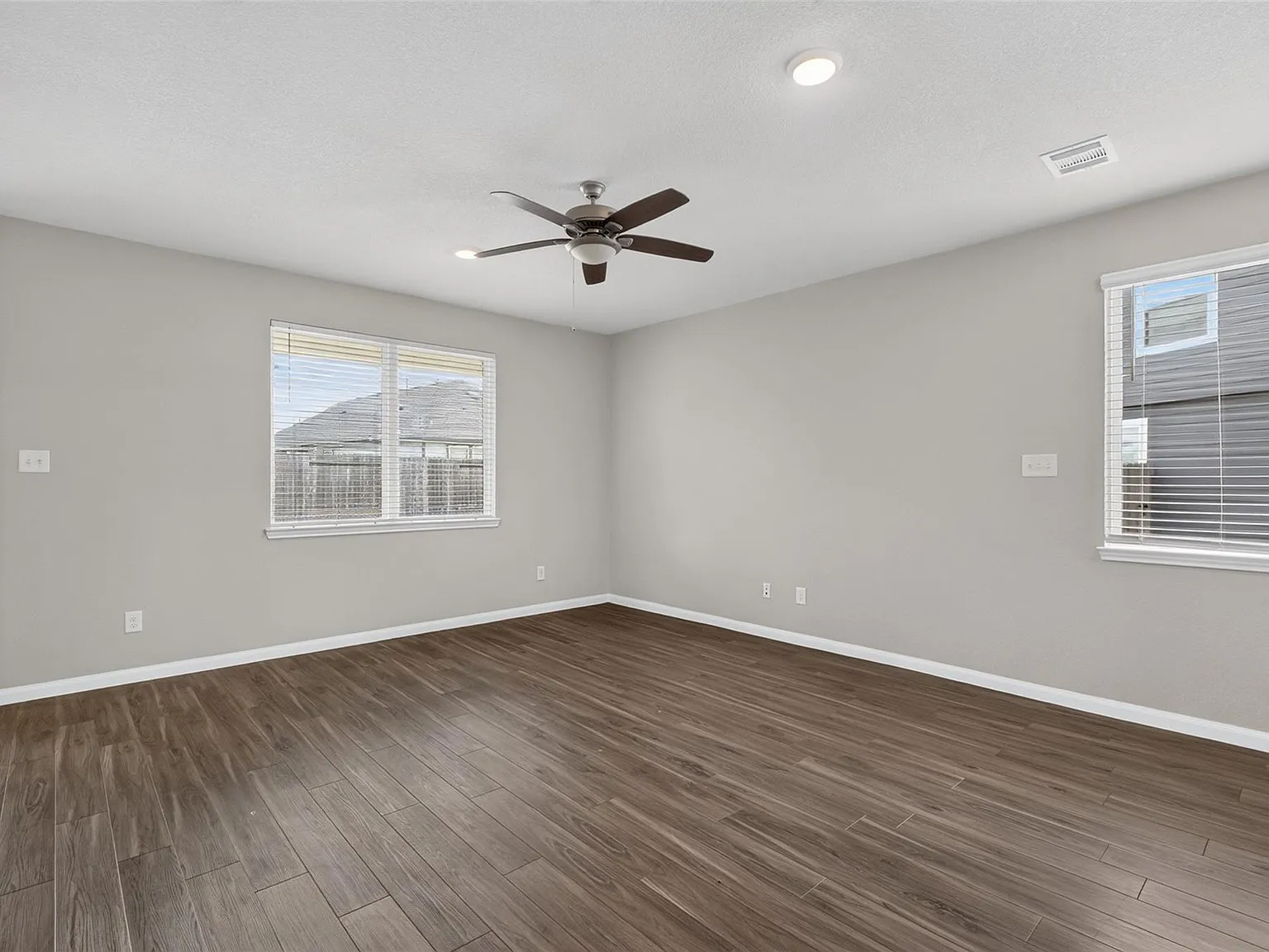 4 bed, 2.5 bath, 1930 sqft, $2,100 — Photo 4