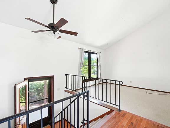 4th image of 724 Meadowbrook Cir