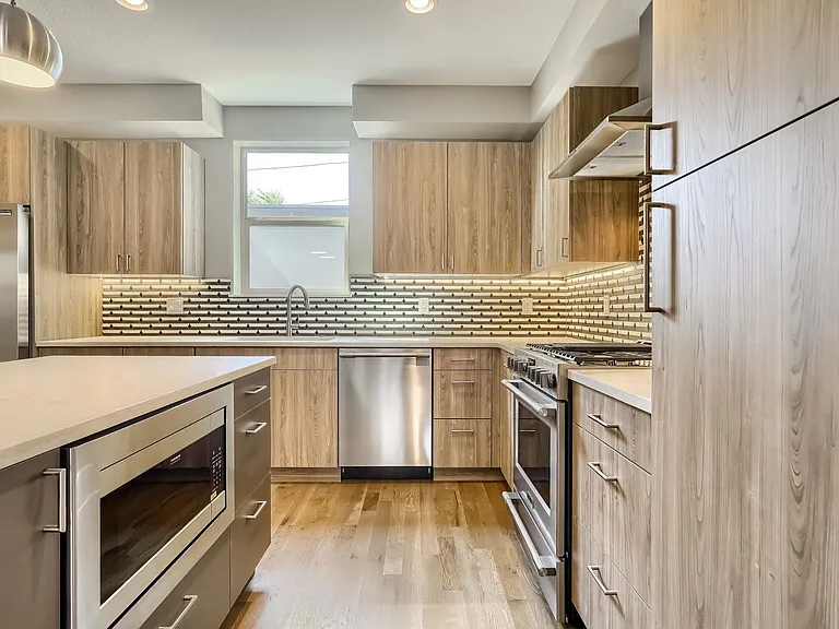 718 W 1st Ave — Photo 14