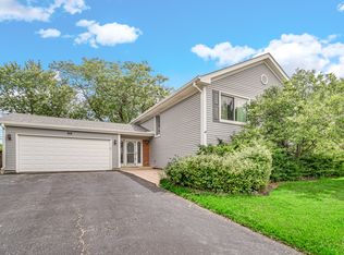 818 Woodbine Cir, Lake Zurich, IL
