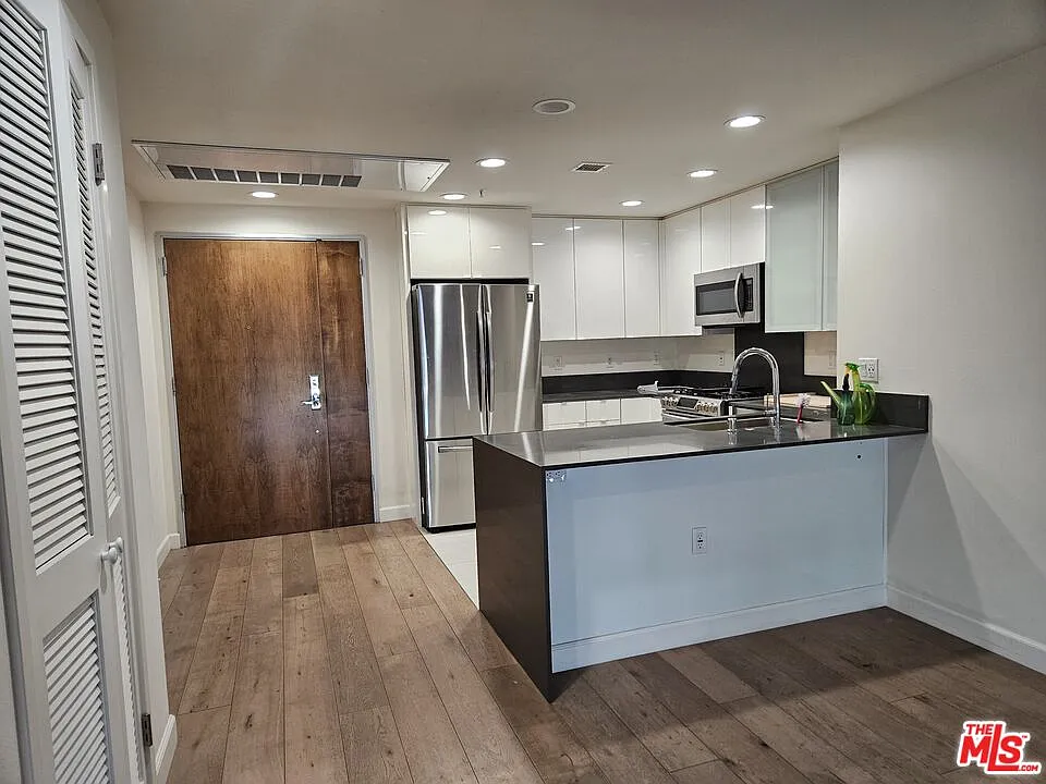 2 bed, 2.0 bath, 1096 sqft, $3,200 — Photo 3