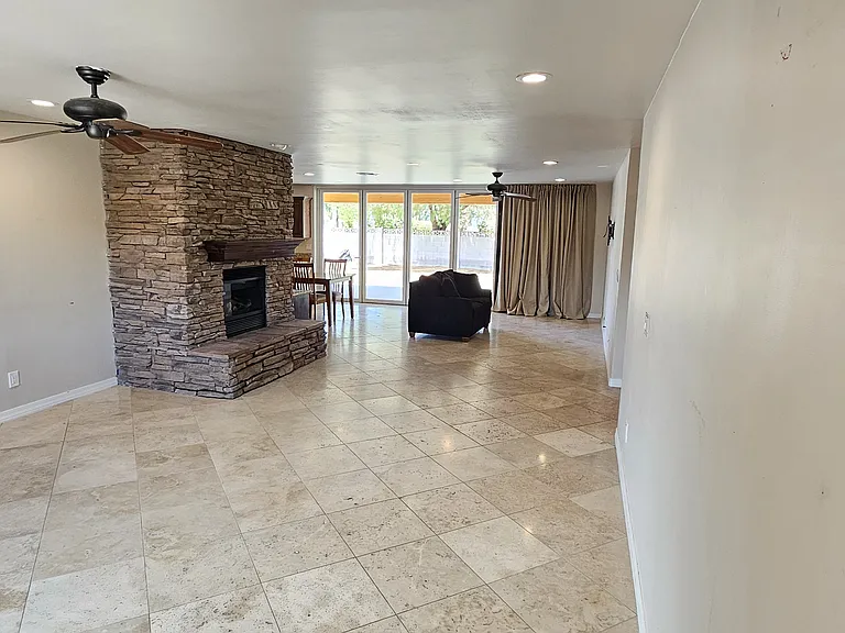 236 W Waltann Ln — Photo 4