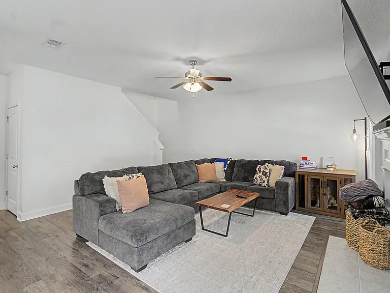 906 Rachel Ln — Photo 9