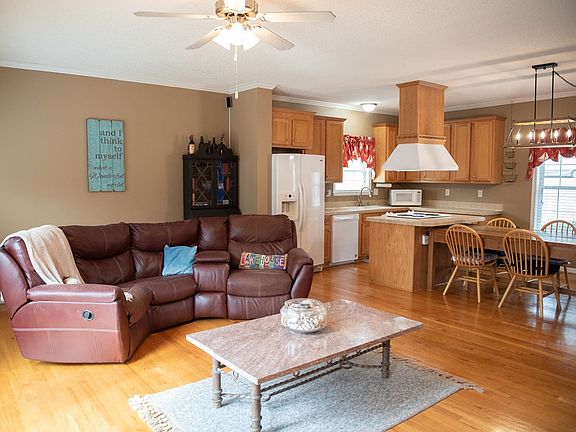 5th image of 170 Seven Oaks Dr