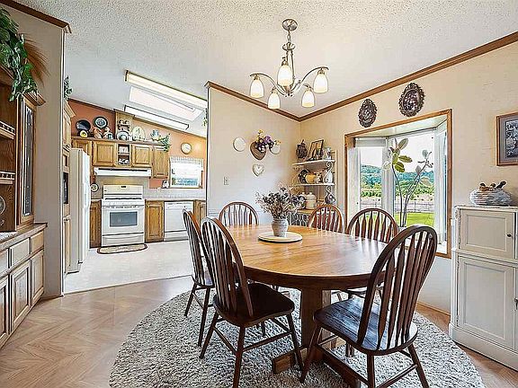 dining room before remodel