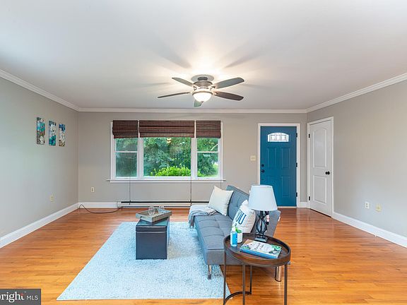4th image of 157 Longfellow Dr