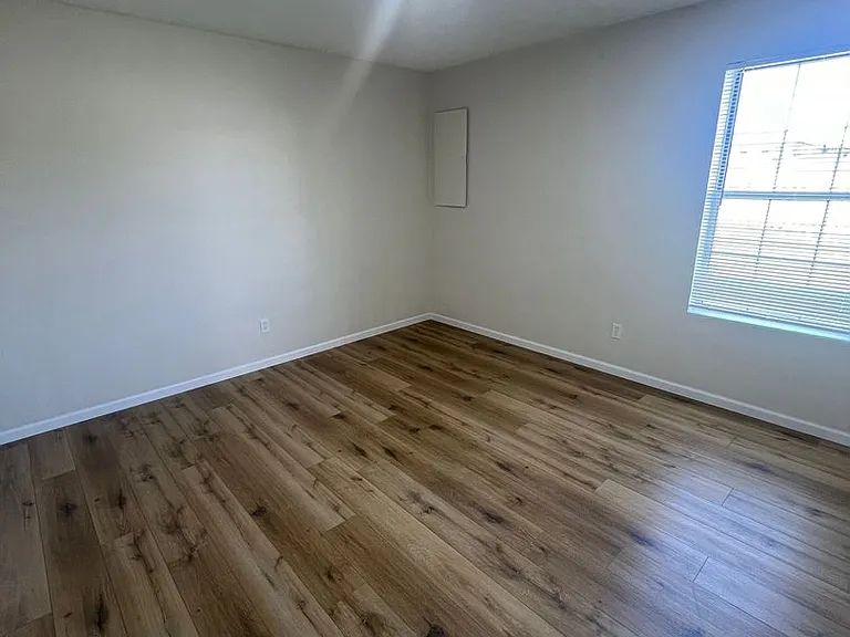 2509-2511 Carnation Dr — Photo 26