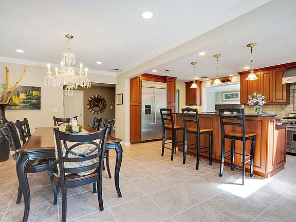 4th image of 1 Country Squire Ct