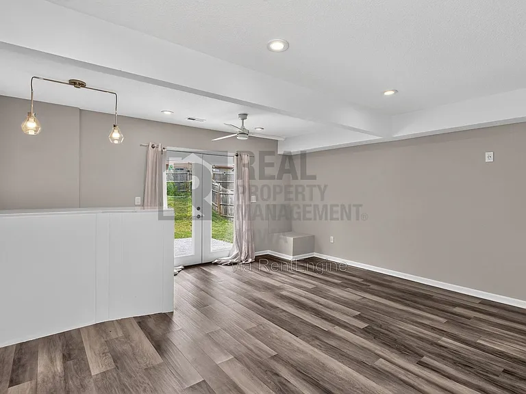 1229 E 18th St — Photo 23
