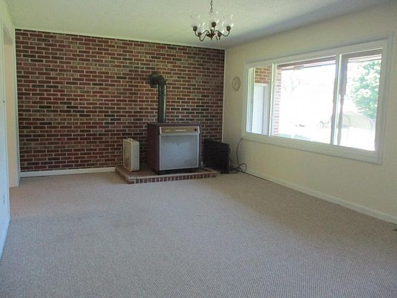 3rd image of 8368 Britts Ln