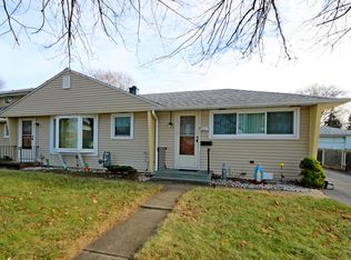 8907 S Ryan Rd, Hometown, IL 60456