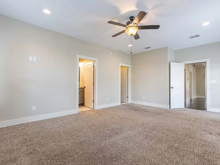 1121 E Crockett St — Photo 24
