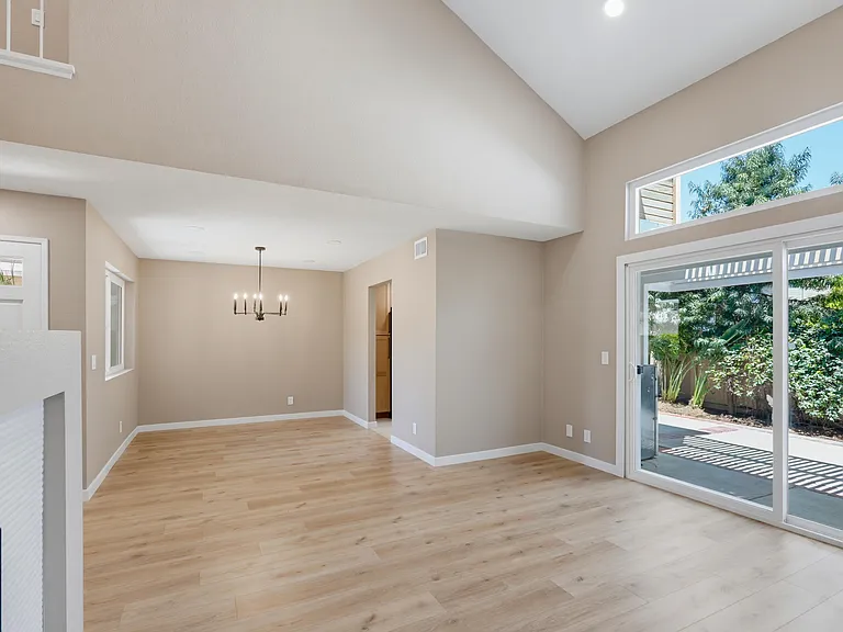 54 Sandalwood — Photo 10