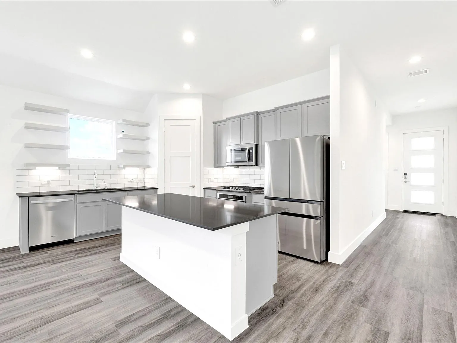 4 bed, 3.0 bath, 2320 sqft, $2,999 — Photo 3