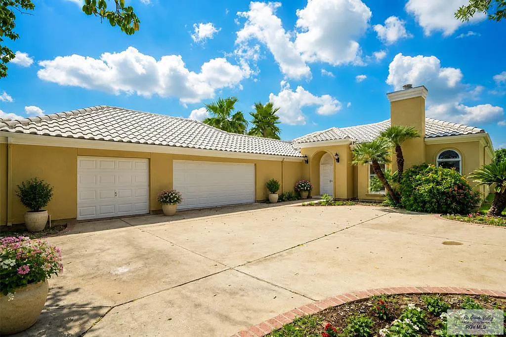 3 bed, 2.0 bath, 2730 sqft, $2,900 — Photo 1