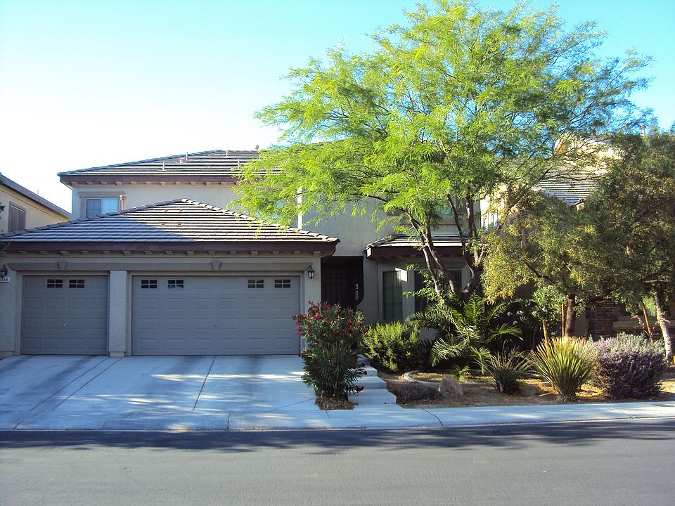 Spacious 4 bdrm w/dual mstrs