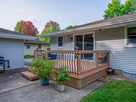 3rd image of 335 Sunrise Ln N