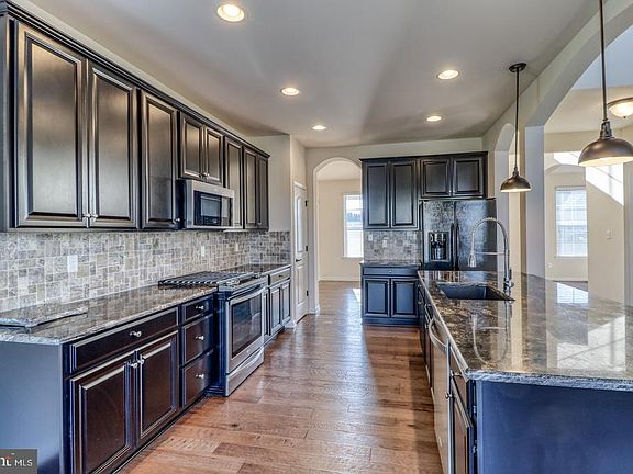 5th image of 225 Saffron Cir