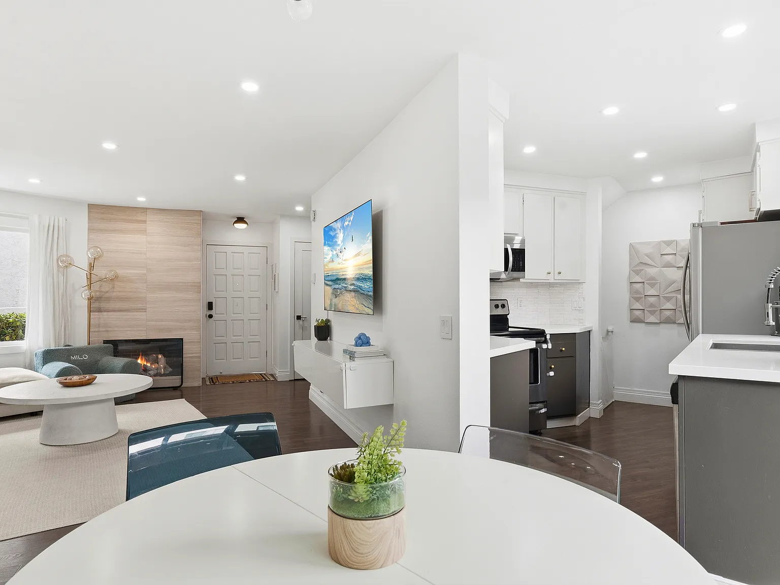 2 bed, 1074 sqft, $4,300 — Photo 3