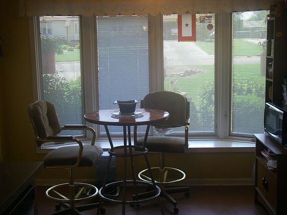 kitchen eating area