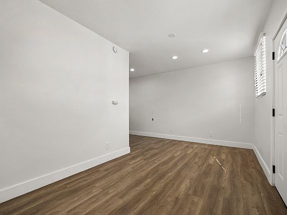 4th image of 464 Margaret Ave Back 466