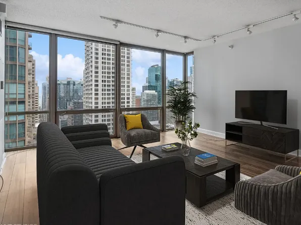 2 E Erie St, Chicago, IL