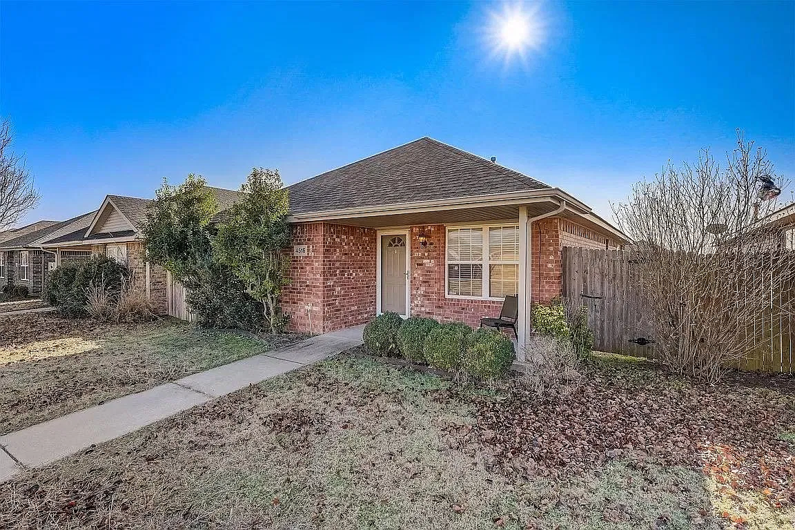 3 bed, 1211 sqft, $1,350 — Photo 1
