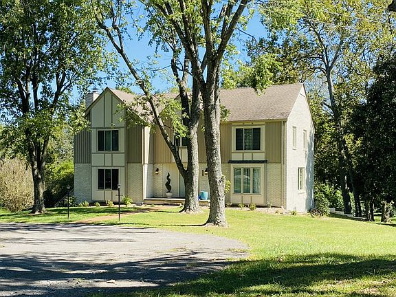 2nd image of 301 Featherstone Dr