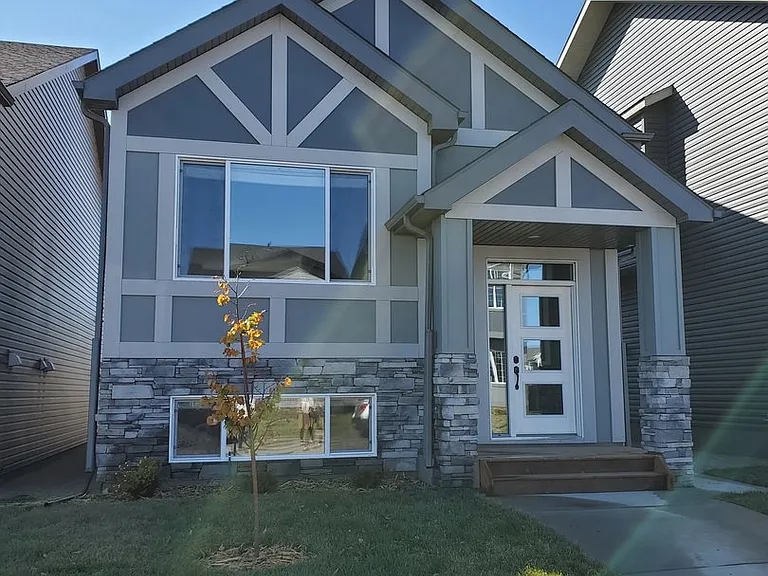 938 McFaull Mnr — Photo 1
