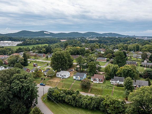 3rd image of 1327 Fort Manor Dr