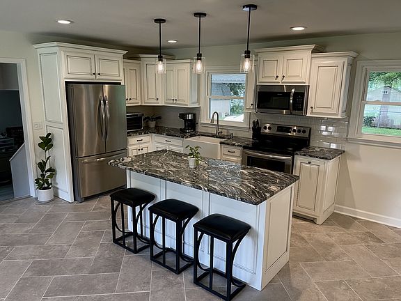 2nd image of 122 Burrum Dr