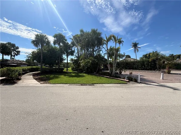 466 NW Sandtrap Ln, Port Saint Lucie, FL 34986