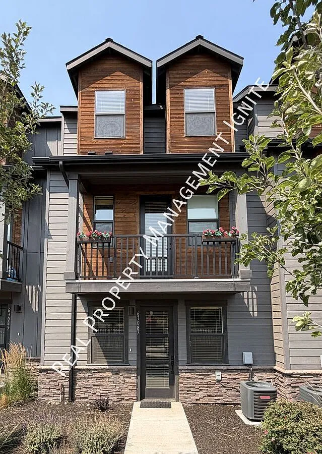 Modern Townhome Close to Everything — Photo 1