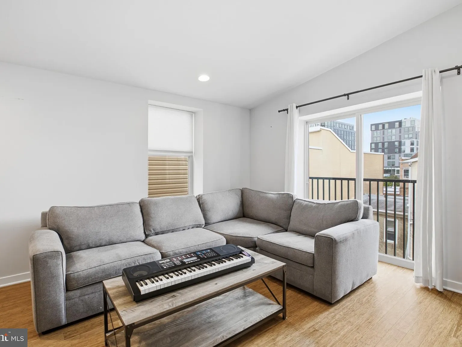 2 bed, 1.0 bath, 2864 sqft, $2,200 — Photo 3