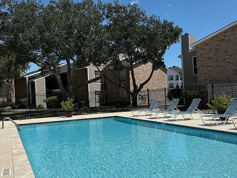 The Shores Apartments — Photo 2