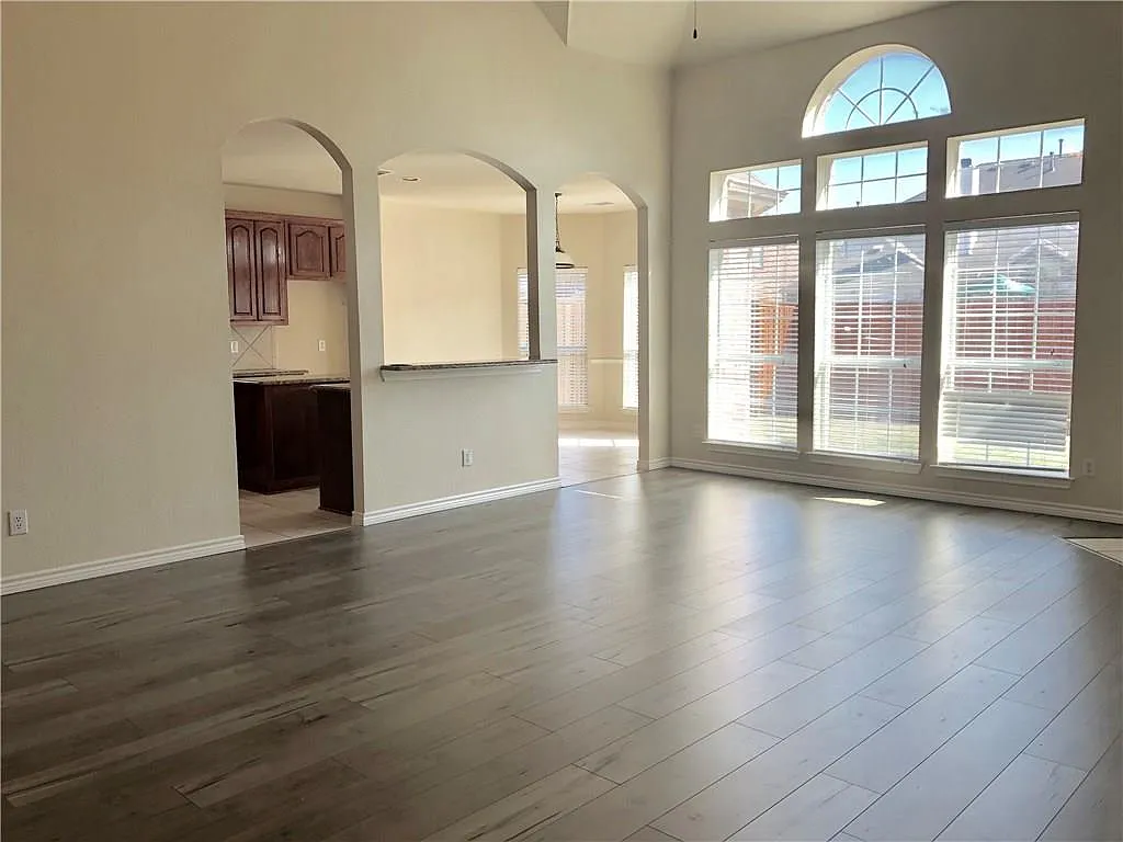 5 bed, 3.5 bath, 3793 sqft, $3,200 — Photo 4