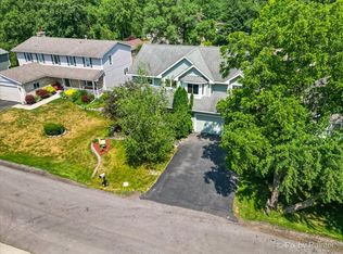 203 Meadow Ln, Oakwood Hills, IL 60013