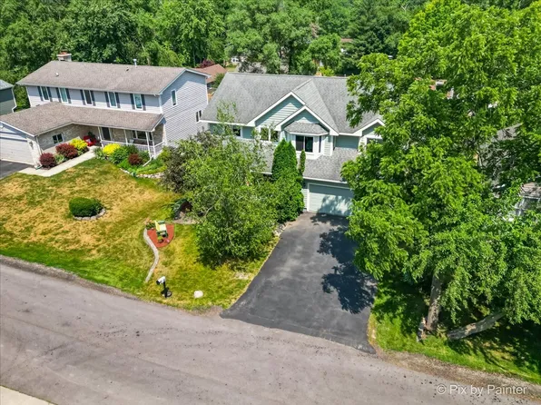 203 Meadow Ln, Oakwood Hills, IL 60013